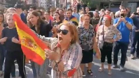 señora gritando bandera españa|More.